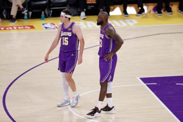 hth体育下载-👀詹姆斯晒照庆祝拿下掘金！里夫斯现身评论区：🐐！